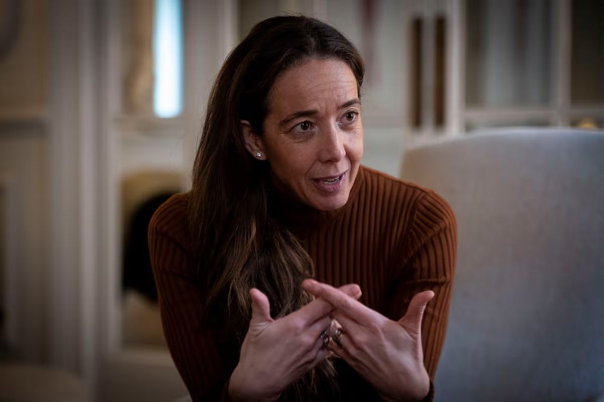 Carlota Pi parlant durant una entrevista o conversa en un entorn interior, gesticulant amb les mans mentre explica una idea.