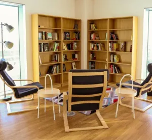 Una habitació amb butaques i prestatgeries amb llibres