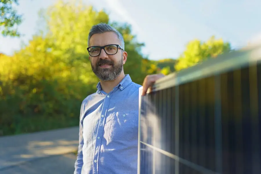 Hombre con panel solar