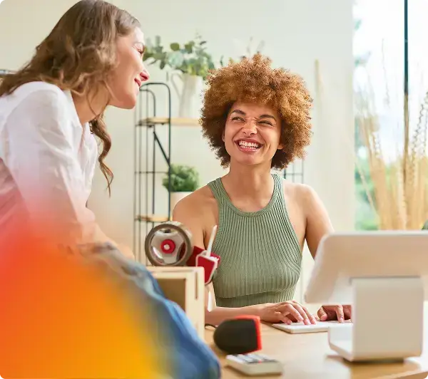 Colaborador de Holaluz con un cliente