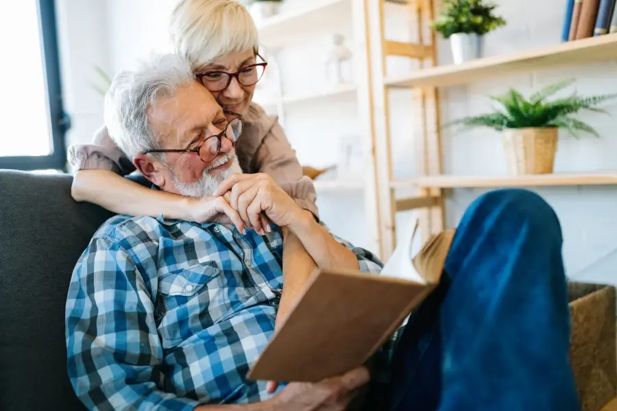 Pareja de ancianos relajándose en casa juntos