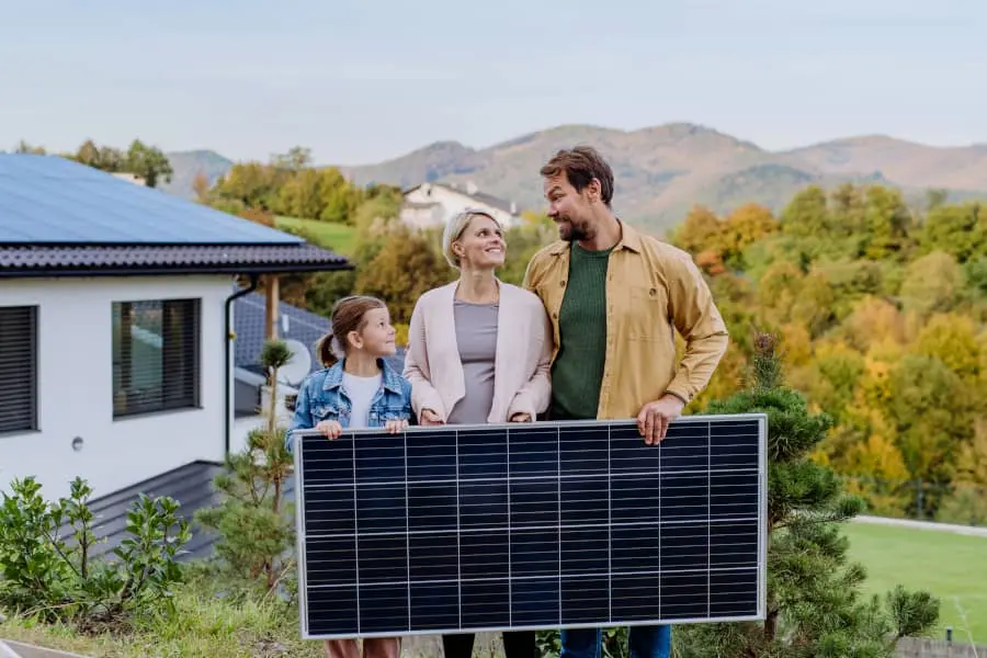 Familia disfrutando de la energía solar